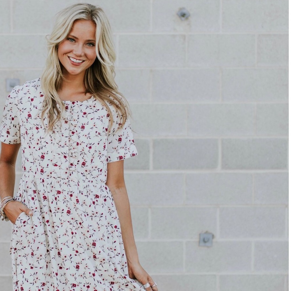 Beautiful floral dress. - Picture 2 of 4